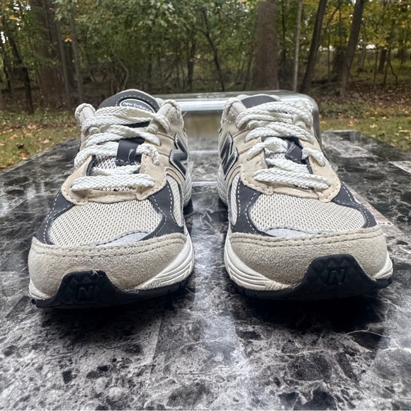 New Balance 2002R Sneakers Size 11 Boys - Picture 9 of 14